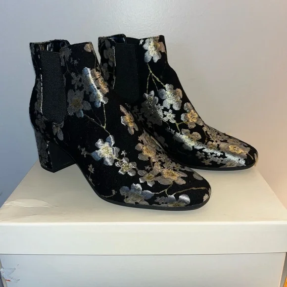 NWT/NIB Anne Klein Akgorgia slip on ankle boots size 7. Silver & gold flowers - Picture 4 of 14
